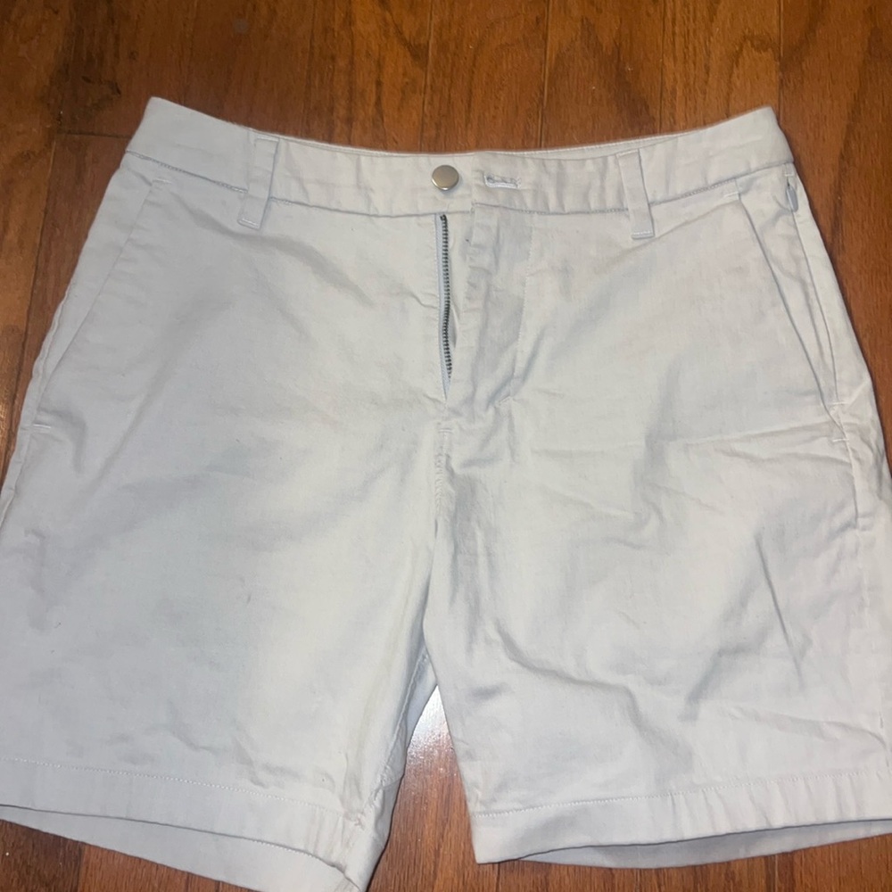 Men’s khaki Lulu shorts